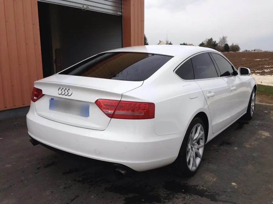 Audi A5 Sportback blanche, vue arrière, vitres teintées par DarkTeinte