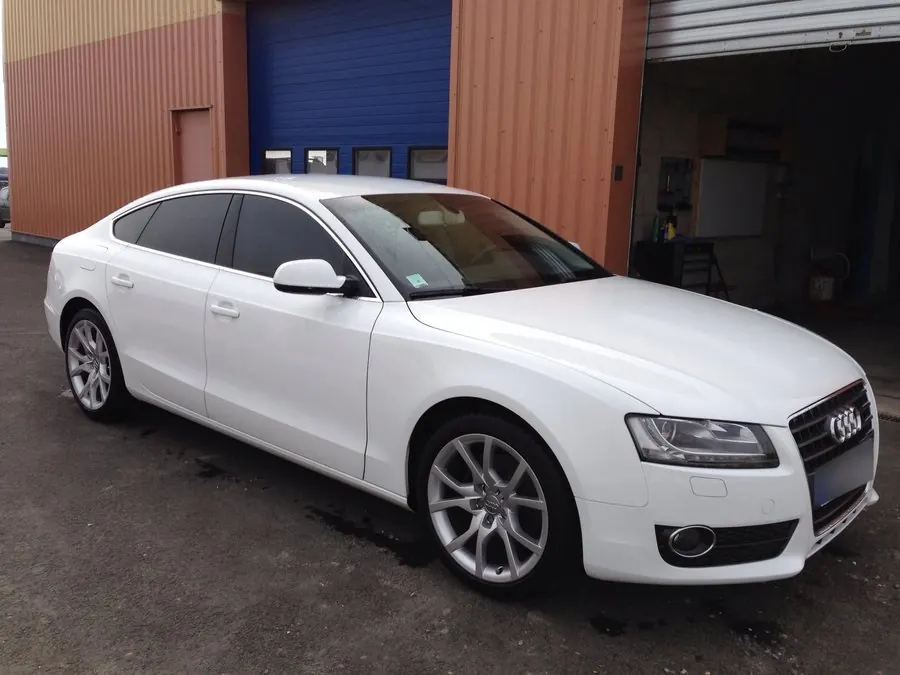 Audi A5 Sportback blanche avec vitres teintées par DarkTeinte