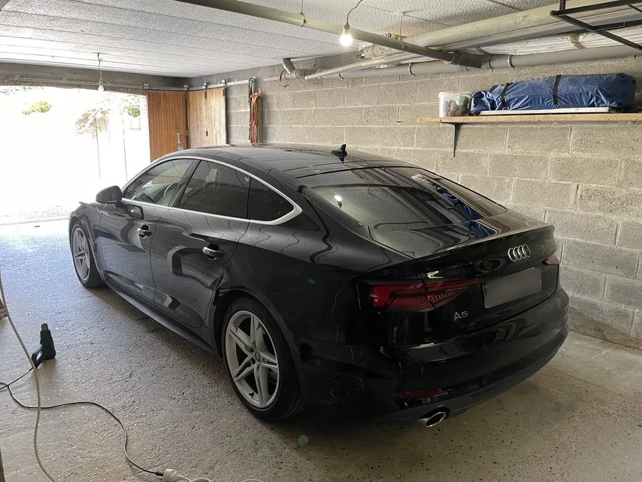 Audi A5 Sportback noire avec vitres teintées par DarkTeinte