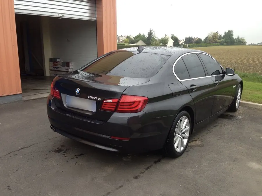 BMW Série 5 grise avec vitres teintées par DarkTeinte