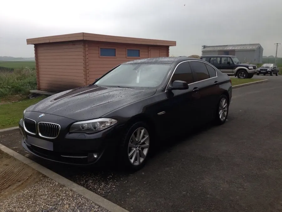 BMW Série 5 noire avec vitres teintées par DarkTeinte