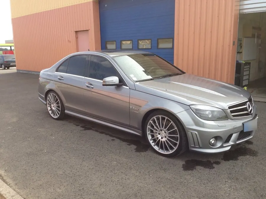 Mercedes Classe C AMG avec vitres teintées par DarkTeinte
