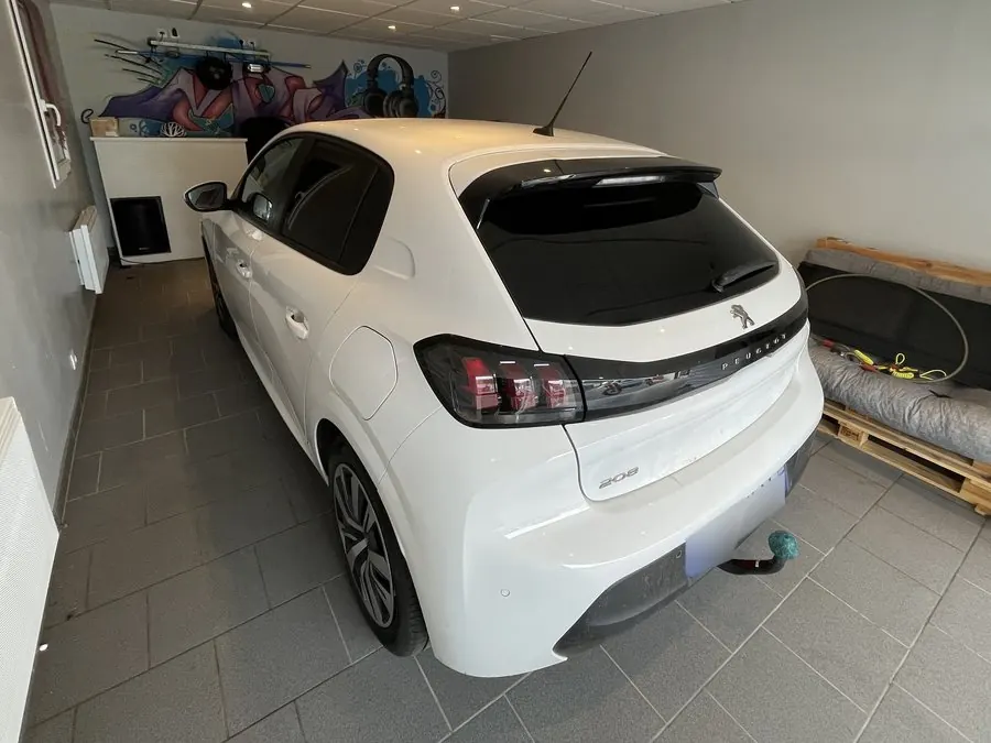 Peugeot 208 blanche avec vitres teintées par DarkTeinte