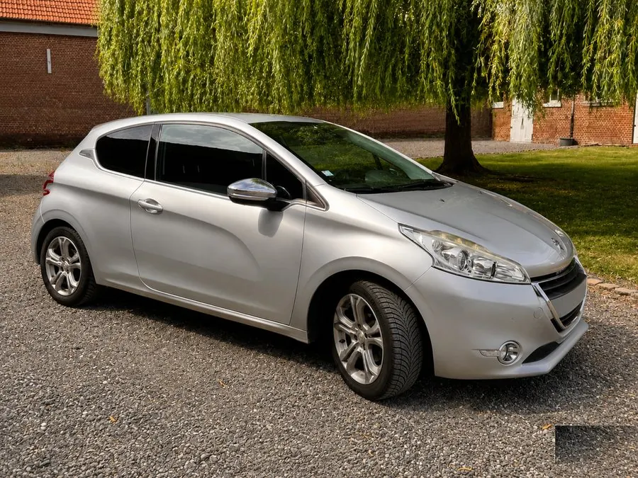 Peugeot 208 avec vitres teintées par DarkTeinte